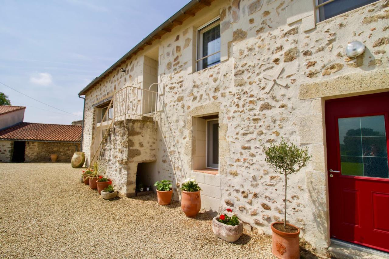 O Trois Oliviers Bed & Breakfast Louin Екстериор снимка