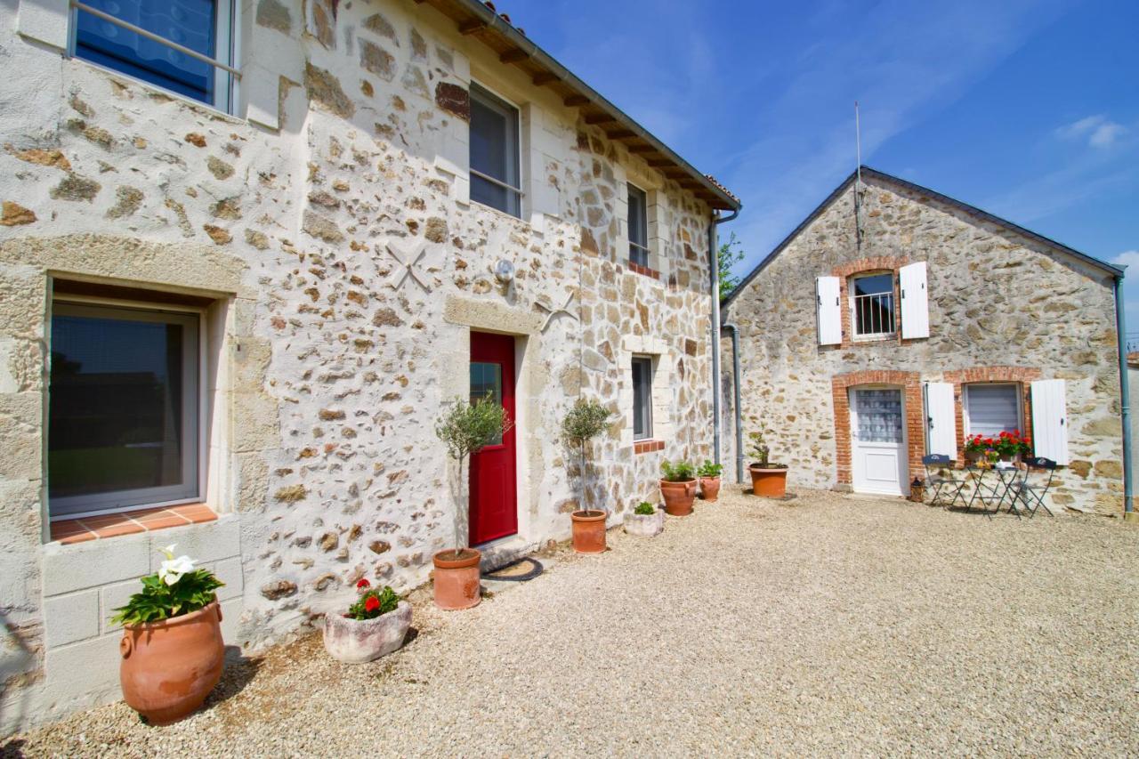 O Trois Oliviers Bed & Breakfast Louin Екстериор снимка