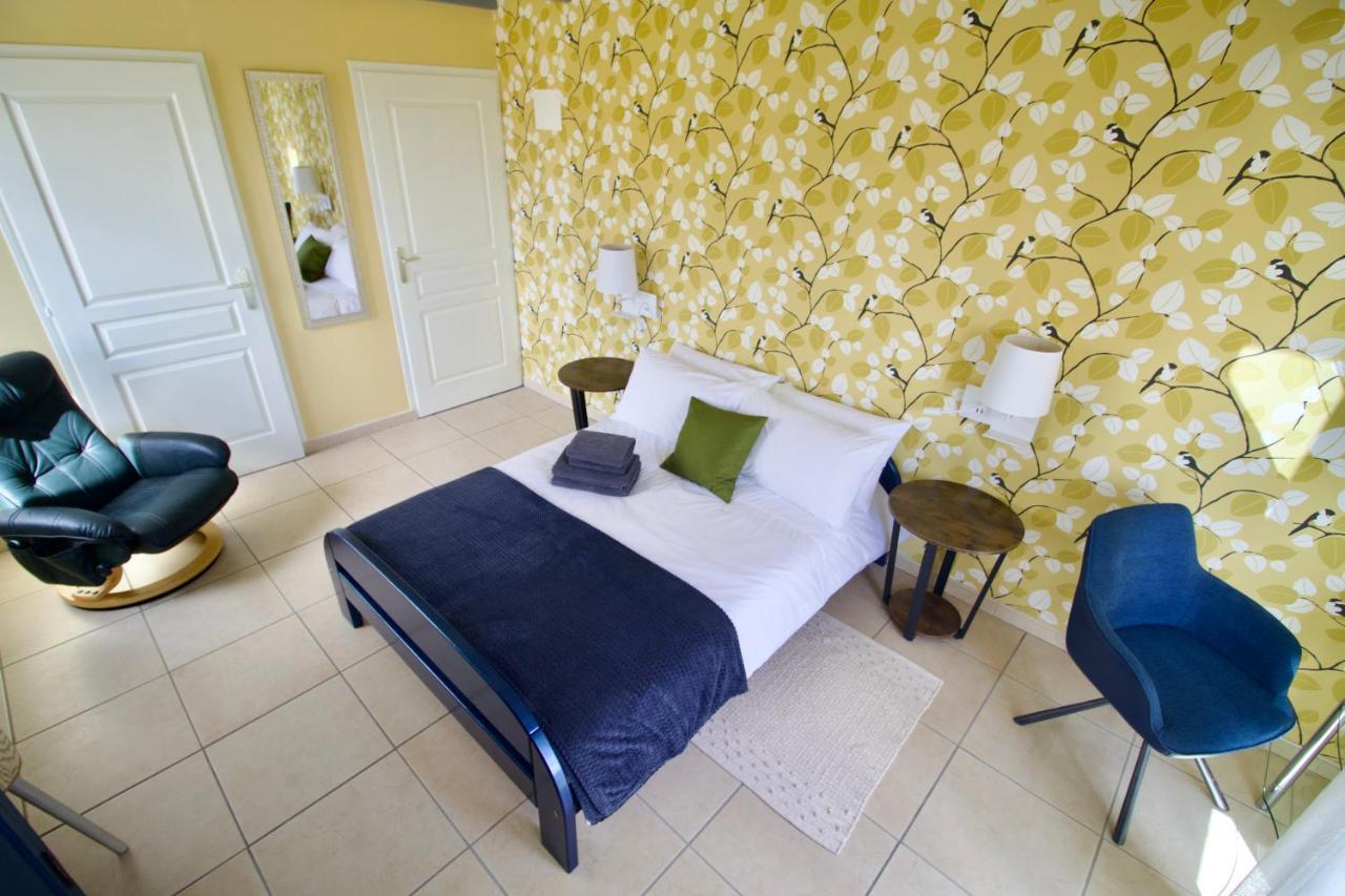 O Trois Oliviers Bed & Breakfast Louin Екстериор снимка