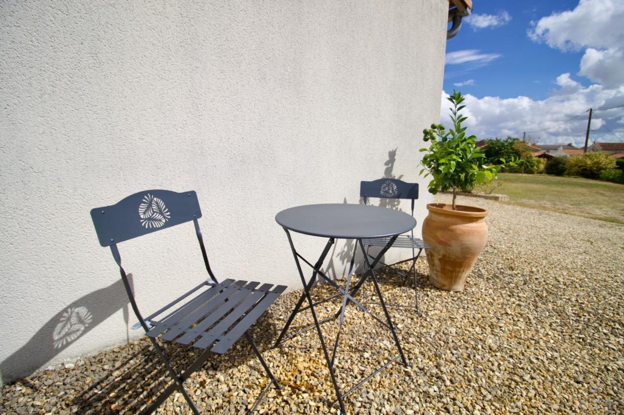 O Trois Oliviers Bed & Breakfast Louin Екстериор снимка